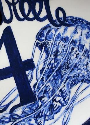 Порцеляновий табличка з номером будинку з авторською ручним розписом "синя медуза"4 фото