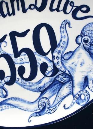 Фарфоровая табличка с номером дома с авторской ручной росписью " синий осьминог"3 фото