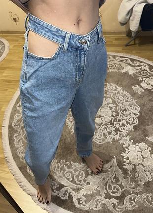 Джинсы h&m голубые с вырезами штаны с розрезами на бедрах mom