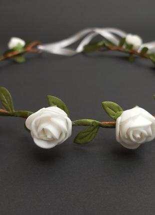 Венок из белых пионовидных роз