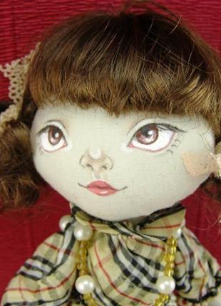 Текстильная кукла с бусами5 фото