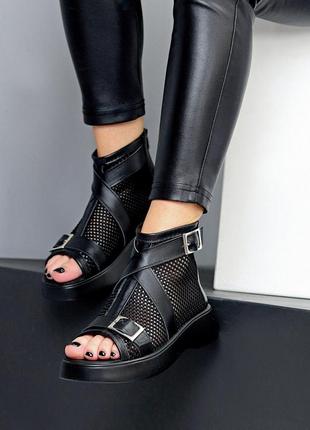 Круті дизайнерські жіночі черевики-босоніжки в чорному кольорі, шкіряні з текстильною вставкою, п'ят