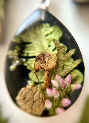 Кулони з епоксидної смоли, грибочками, шишками та квітами8 фото
