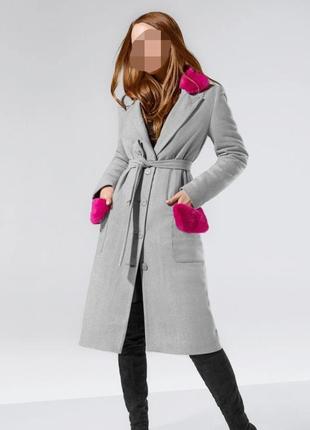 Пальто демисезонное с меховыми карманами и воротом пудра2 фото