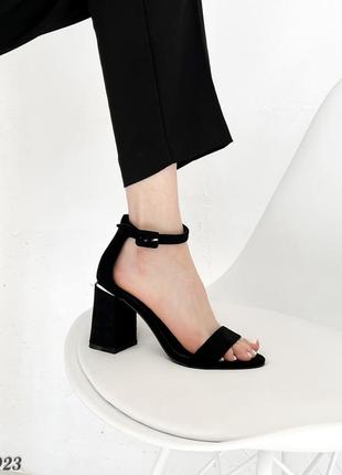 Босоножки женские черные с закрытой пяткой на устойчивом каблуке1 фото