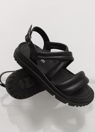 Жіночі чорні шкіряні сандалі на платформі5 фото