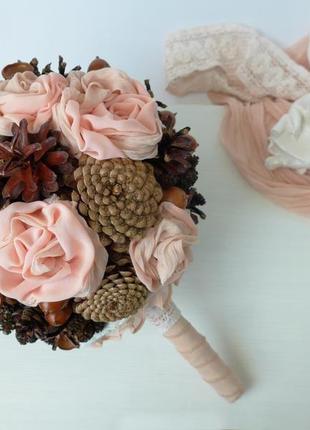Букет весільний із шишок, жолудів та текстильних квітів4 фото
