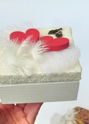 Коробочка для весільних обручок із червоними сердечками2 фото