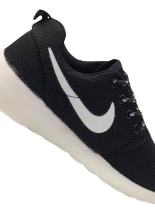 Женские спортивные кроссовки черно-белые nike roshe run classic