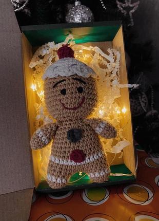 Іграшка новорічна різдвяна в'язана гачком імбирний чоловічок4 фото