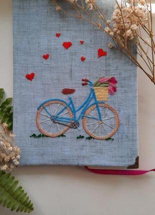 Блокнот скетчбук ручної роботи з вишивкою гладдю "велосипед з тюльпанами"3 фото