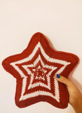 Декоративная двусторонняя вязаная подушка звезда ручной работы, подарок на новый год1 фото