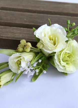 Весільна гілочка з білими квітами на заколці качечці.4 фото