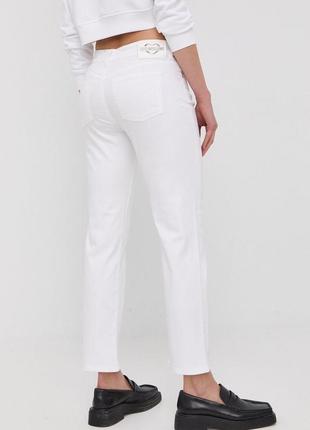 Белые джинсы moschino