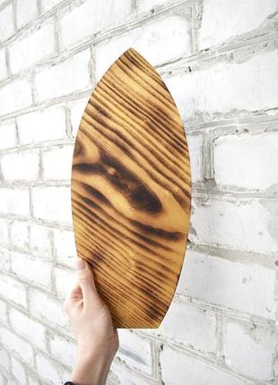 Кухонная деревянная доска с волной из эпоксидной смолы серф с гравировкой5 фото