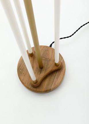 Високий торшер в спальню