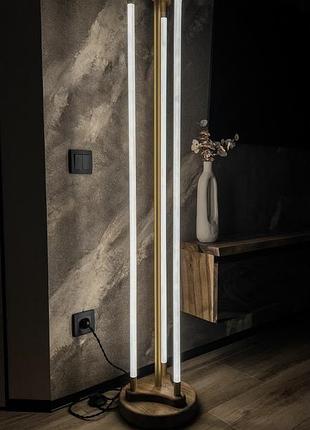 Високий торшер в спальню