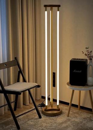 Високий торшер в спальню