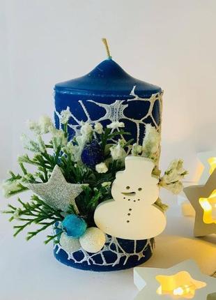 Новорічна свічка синя з сніговиків1 фото