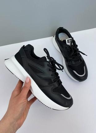 Чорні кросівки на білій підошві