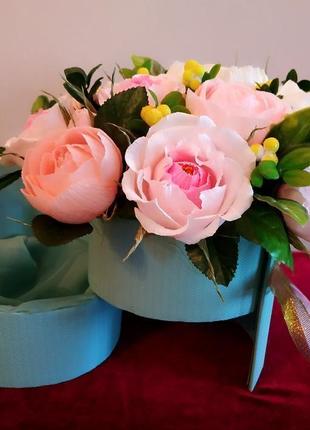 Розы и пионы в шляпной коробке. конфетный букет.3 фото