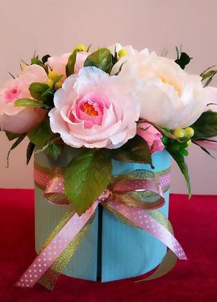 Розы и пионы в шляпной коробке. конфетный букет.1 фото