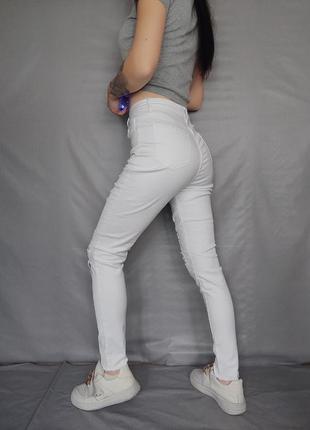 Белые джинсы рваные2 фото