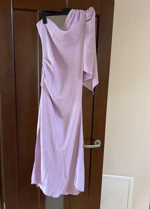 Стильное длинное сиреневое платье на одно плечо с разрезом1 фото