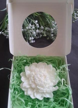 Сувенирное мыло хризантема в подарочной упаковке.