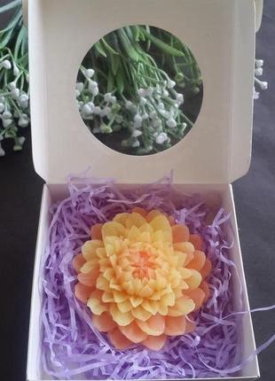 Сувенирное мыло хризантема в подарочной упаковке.3 фото