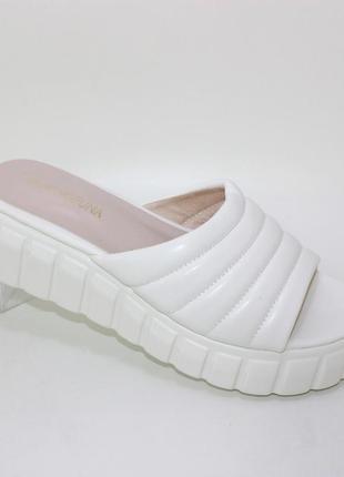 Стильні жіночі білі зручні лаковані шльопанці на танкетці,на підвищеній підошві,жіноче літнє взуття