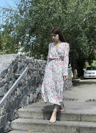 Платье на запах цветочный принт