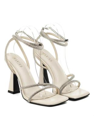 Стильні жіночі босоніжки молочні з поясками та стразами на зручному високому каблуці вечірні 1338л-а