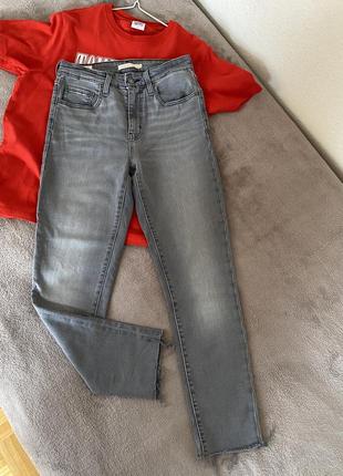 Серые джинсы levis