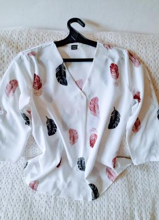 Блузка білого кольору у принт з листками від бренду gomorn1 фото