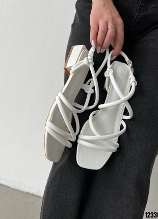 Белые женские босоножки с цепочками перепонками на маленьком каблуке9 фото