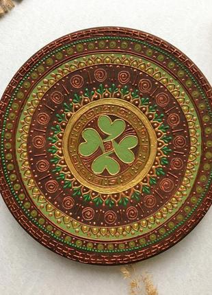 Декоративная тарелка с клевером и кельтским узором.4 фото