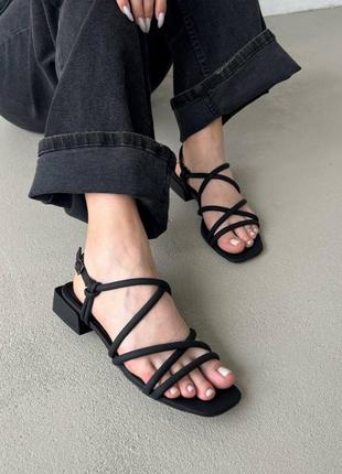 Черные женские босоножки с цепочками перепонками на маленьком каблуке