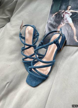 Синие джинсовые женские босоножки с цепочками перепонками на маленьком каблуке10 фото