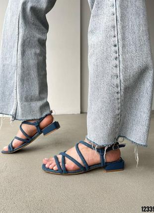 Синие джинсовые женские босоножки с цепочками перепонками на маленьком каблуке6 фото