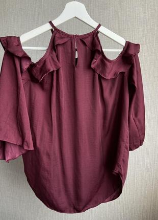 Блуза атласная с открытыми плечами1 фото