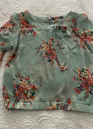 Легкая блуза с цветочным принтом1 фото
