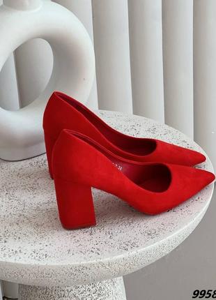 Красные туфли с острым носком на кольцах10 фото