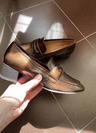 Кожаные лаковые туфли на каблуке1 фото