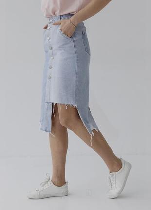 Джинсовая юбка на пуговицах с асимметричным низом5 фото