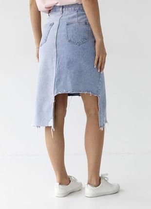 Джинсовая юбка на пуговицах с асимметричным низом3 фото