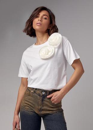 Женская трикотажная футболка с объемными цветками3 фото