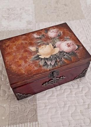 Скринька шкатулка  з трояндами. середній розмір1 фото