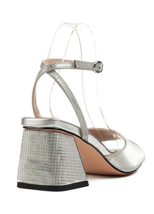 Стильные женские серебристые босоножки на удобном невысоком и толстом...