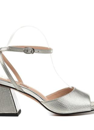 Стильные женские серебристые босоножки на удобном невысоком и толстом...